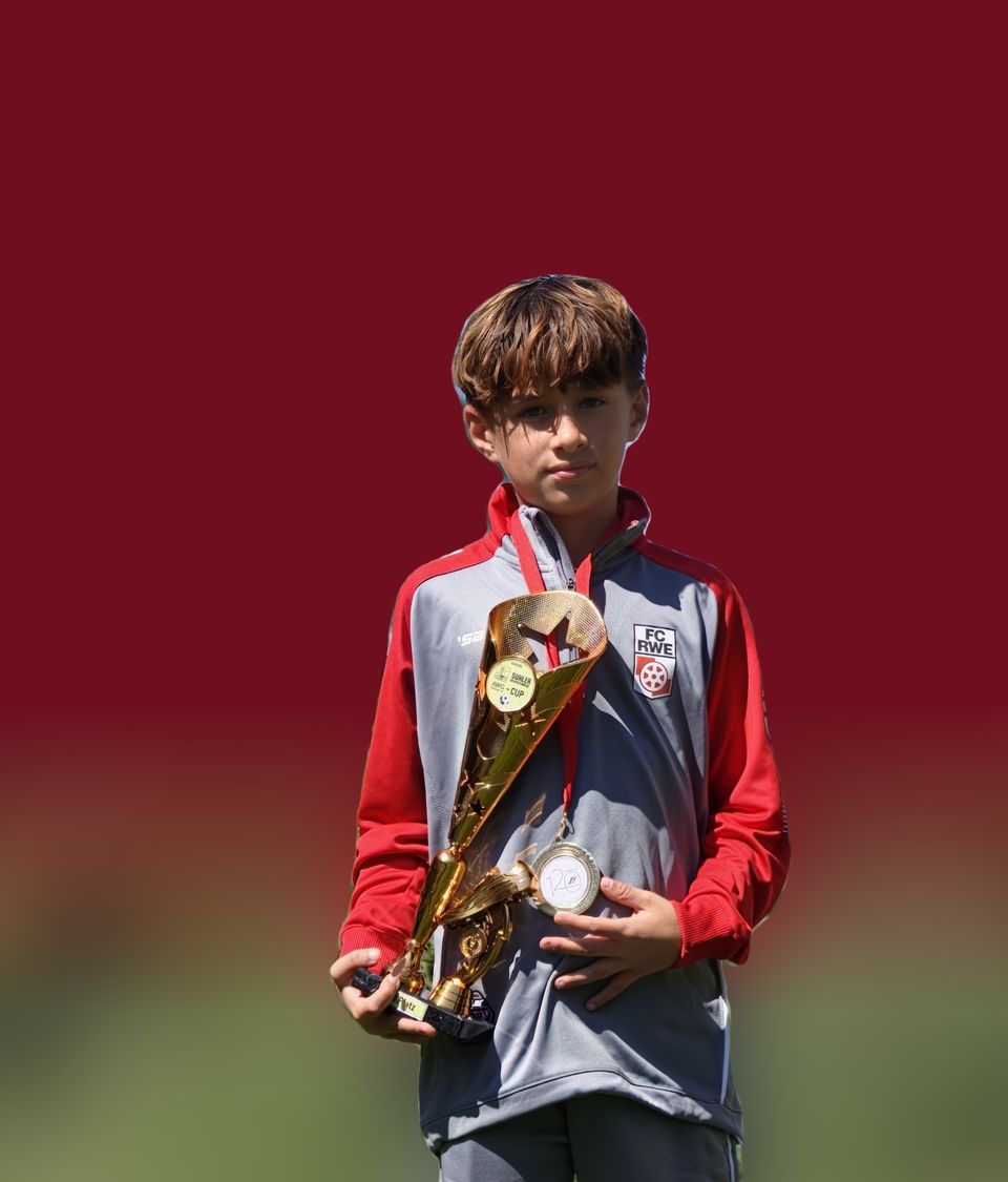 Andre Ibatullin con el trofeo de la Suhler AWG-Cup 2026