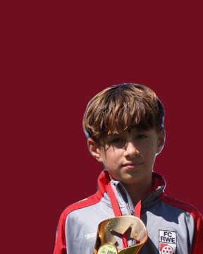 Andre Ibatullin avec le trophée de la Suhler AWG-Cup 2026